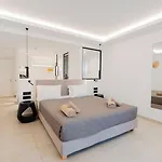 מלון Oliving Mykonos Luxury 4*